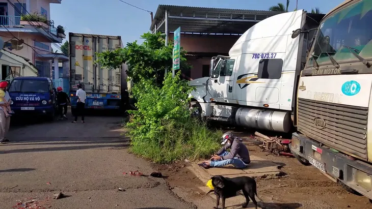 Kinh hoàng xe container “đại náo” quốc lộ 1, nhiều người khiếp vía - Ảnh 3. Kinh hoàng xe container “đại náo” quốc lộ 1, nhiều người khiếp vía - Ảnh 3.