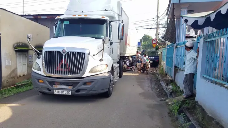 Kinh hoàng xe container “đại náo” quốc lộ 1, nhiều người khiếp vía - Ảnh 2. Kinh hoàng xe container “đại náo” quốc lộ 1, nhiều người khiếp vía - Ảnh 2.