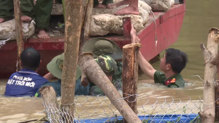 Hàng trăm người dầm mình dưới nước đắp đê bị vỡ để cứu lúa - Ảnh 4. Hàng trăm người dầm mình dưới nước đắp đê bị vỡ để cứu lúa - Ảnh 4.
