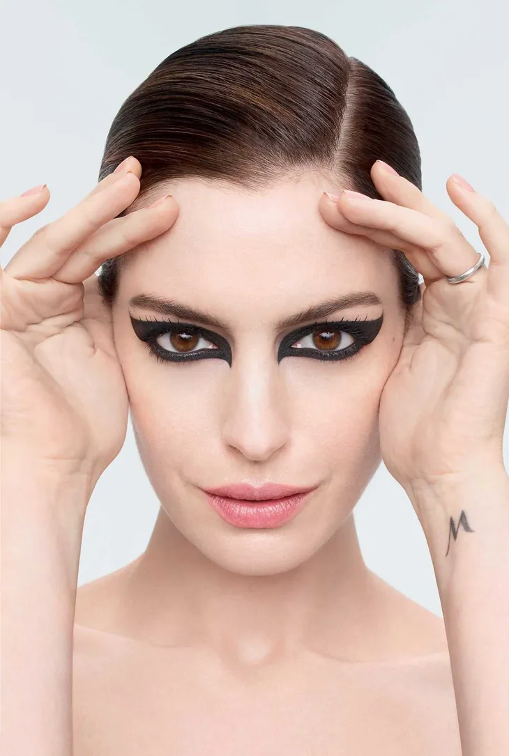 Anne Hathaway – Vừa dịu dàng vừa khiêu khích - Ảnh 1. Anne Hathaway – Vừa dịu dàng vừa khiêu khích - Ảnh 1.