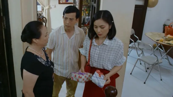 Hoa hồng trên ngực trái - Tập 4: San (Diệu Hương) chửi chồng là đồ hèn ngay trước mặt mẹ chồng - Ảnh 1. Hoa hồng trên ngực trái - Tập 4: San (Diệu Hương) chửi chồng là đồ hèn ngay trước mặt mẹ chồng - Ảnh 1.