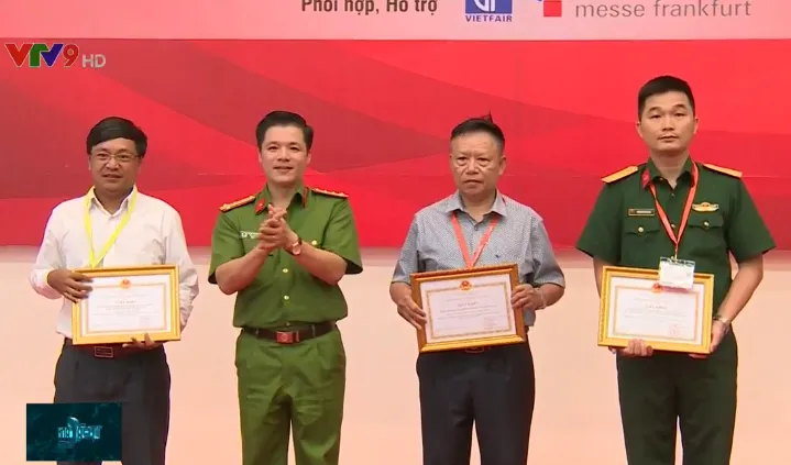 Trao giải thưởng sáng tạo khoa học công nghệ PCCC năm 2019 - Ảnh 2. Trao giải thưởng sáng tạo khoa học công nghệ PCCC năm 2019 - Ảnh 2.