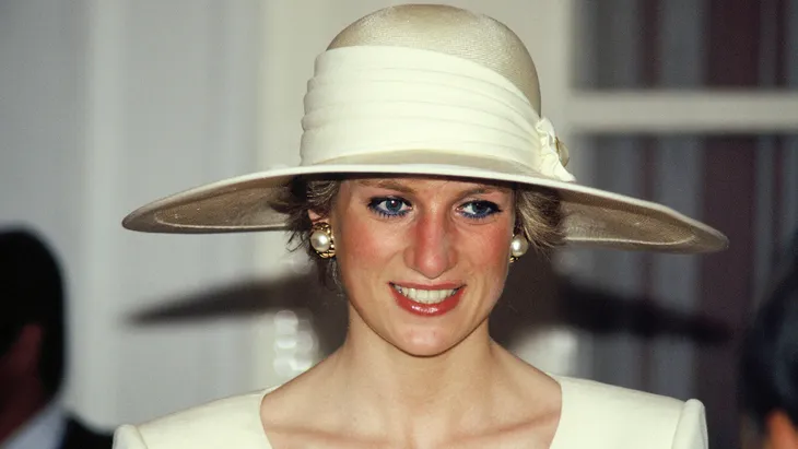Kristen Stewart vào vai Công nương Diana, tái hiện cuộc hôn nhân đổ vỡ - Ảnh 2. Kristen Stewart vào vai Công nương Diana, tái hiện cuộc hôn nhân đổ vỡ - Ảnh 2.