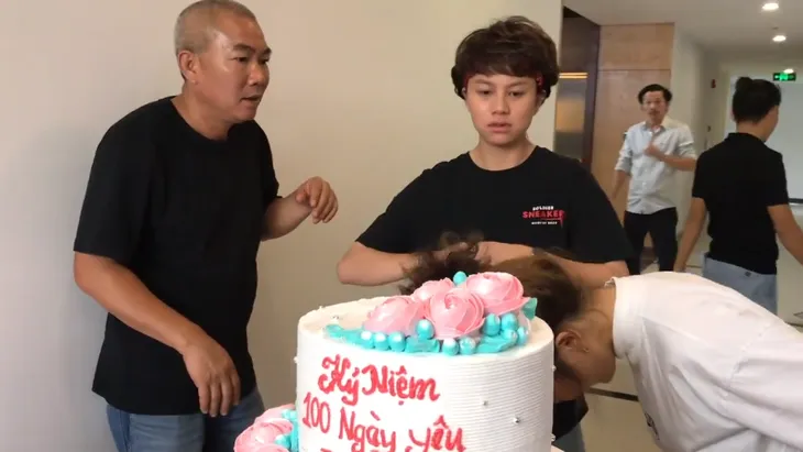 Về nhà đi con ngoại truyện: Dương bị cưỡng hôn chỉ 2 giây nhưng phải diễn tới 8 lần, đoàn làm phim lại chỉ lo hỏng bánh gato - Ảnh 2. Về nhà đi con ngoại truyện: Dương bị cưỡng hôn chỉ 2 giây nhưng phải diễn tới 8 lần, đoàn làm phim lại chỉ lo hỏng bánh gato - Ảnh 2.