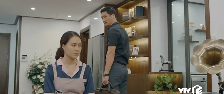Hoa hồng trên ngực trái - Tập 3: Trà (Lương Thanh) làm tiểu tam quyến rũ Thái, thầy bói Thông (NSƯT Công Lý) cũng là đạo diễn vở kịch này? - Ảnh 11. Hoa hồng trên ngực trái - Tập 3: Trà (Lương Thanh) làm tiểu tam quyến rũ Thái, thầy bói Thông (NSƯT Công Lý) cũng là đạo diễn vở kịch này? - Ảnh 11.