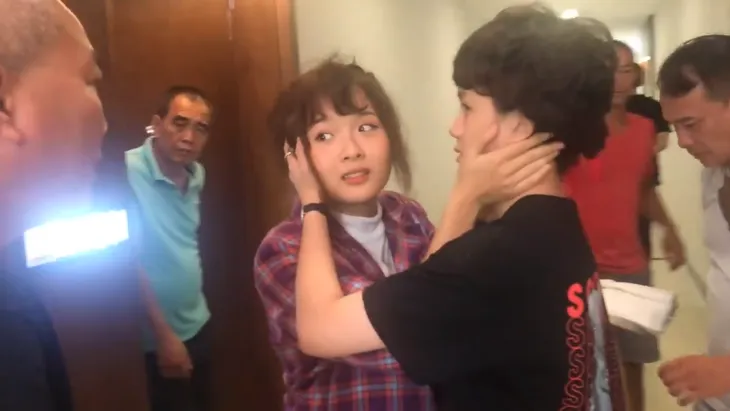 Về nhà đi con ngoại truyện: Dương bị cưỡng hôn chỉ 2 giây nhưng phải diễn tới 8 lần, đoàn làm phim lại chỉ lo hỏng bánh gato - Ảnh 7. Về nhà đi con ngoại truyện: Dương bị cưỡng hôn chỉ 2 giây nhưng phải diễn tới 8 lần, đoàn làm phim lại chỉ lo hỏng bánh gato - Ảnh 7.