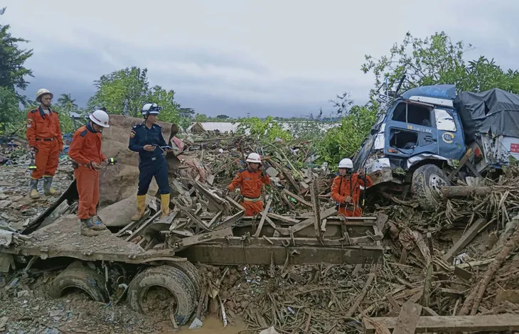 Số nạn nhân trong vụ lở đất tại Myanmar tăng lên gần 70 người - Ảnh 6. Số nạn nhân trong vụ lở đất tại Myanmar tăng lên gần 70 người - Ảnh 6.