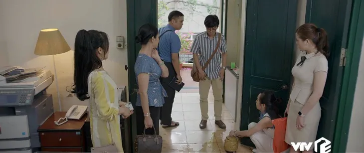 Những nhân viên gương mẫu - Tập 3: Sắp sáp nhập, ai cũng lo bị về phòng bà Như Ý (NSND Lan Hương) - Ảnh 9. Những nhân viên gương mẫu - Tập 3: Sắp sáp nhập, ai cũng lo bị về phòng bà Như Ý (NSND Lan Hương) - Ảnh 9.