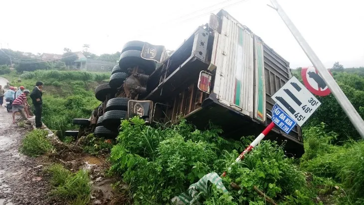 Bình Phước: Xe tải lao xuống vực, tài xế thoát chết trong gang tấc - Ảnh 1. Bình Phước: Xe tải lao xuống vực, tài xế thoát chết trong gang tấc - Ảnh 1.