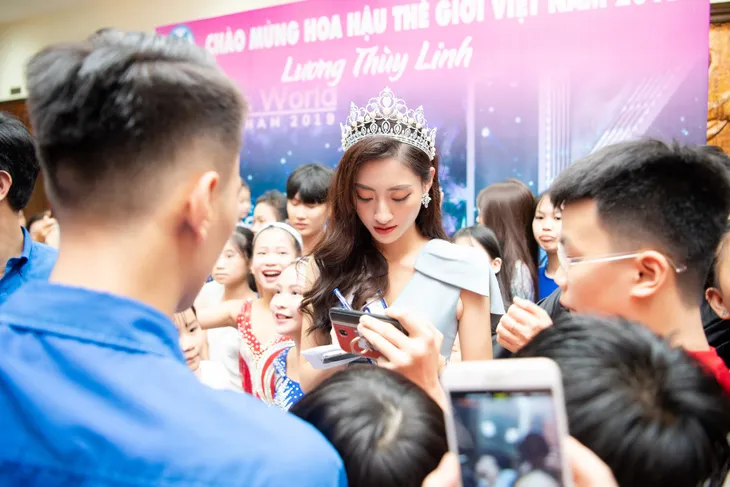 Hoa hậu Lương Thùy Linh hạnh phúc bên gia đình khi trở về Cao Bằng - Ảnh 1. Hoa hậu Lương Thùy Linh hạnh phúc bên gia đình khi trở về Cao Bằng - Ảnh 1.