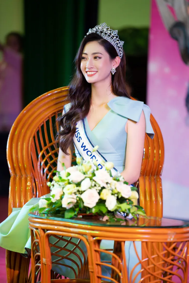 Hoa hậu Lương Thùy Linh hạnh phúc bên gia đình khi trở về Cao Bằng - Ảnh 8. Hoa hậu Lương Thùy Linh hạnh phúc bên gia đình khi trở về Cao Bằng - Ảnh 8.