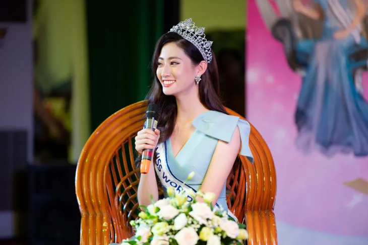 Hoa hậu Lương Thùy Linh hạnh phúc bên gia đình khi trở về Cao Bằng - Ảnh 7. Hoa hậu Lương Thùy Linh hạnh phúc bên gia đình khi trở về Cao Bằng - Ảnh 7.