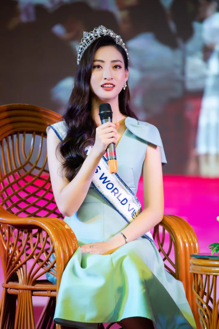 Hoa hậu Lương Thùy Linh hạnh phúc bên gia đình khi trở về Cao Bằng - Ảnh 2. Hoa hậu Lương Thùy Linh hạnh phúc bên gia đình khi trở về Cao Bằng - Ảnh 2.