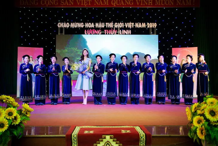 Hoa hậu Lương Thùy Linh hạnh phúc bên gia đình khi trở về Cao Bằng - Ảnh 6. Hoa hậu Lương Thùy Linh hạnh phúc bên gia đình khi trở về Cao Bằng - Ảnh 6.