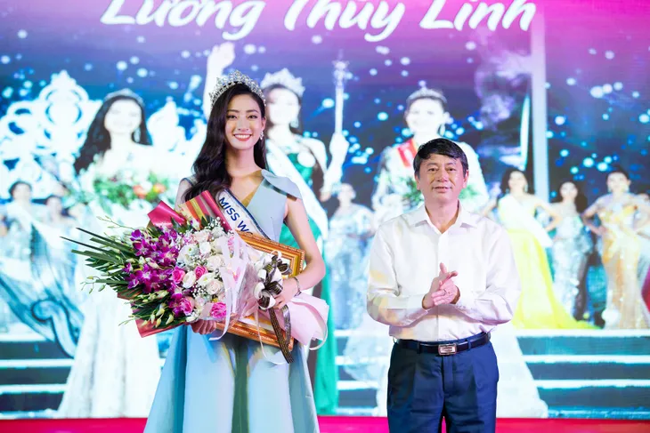 Hoa hậu Lương Thùy Linh hạnh phúc bên gia đình khi trở về Cao Bằng - Ảnh 5. Hoa hậu Lương Thùy Linh hạnh phúc bên gia đình khi trở về Cao Bằng - Ảnh 5.