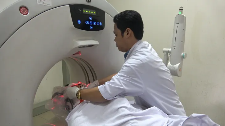 Đưa trực thăng cấp cứu một chiến sĩ trên đảo Sơn Ca vào đất liền. - Ảnh 2.
