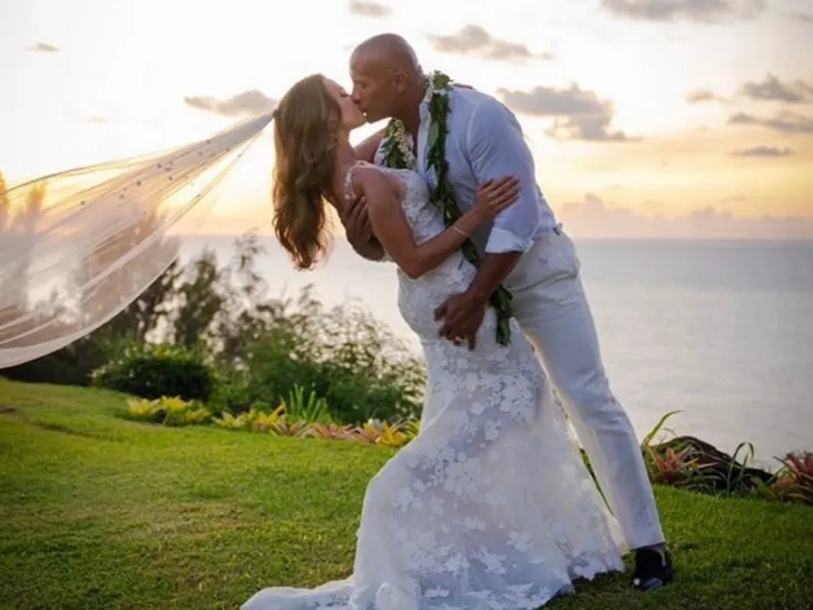 Dwayne Johnson bí mật kết hôn tại Hawaii - Ảnh 1. Dwayne Johnson bí mật kết hôn tại Hawaii - Ảnh 1.