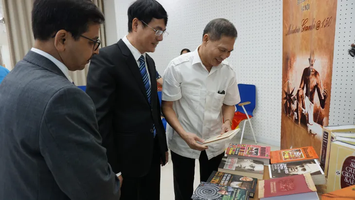 Đại sứ quán Ấn Độ tặng 36 cuốn sách cho Thư viện Quốc gia Việt Nam - Ảnh 5. Đại sứ quán Ấn Độ tặng 36 cuốn sách cho Thư viện Quốc gia Việt Nam - Ảnh 5.