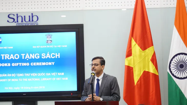 Đại sứ quán Ấn Độ tặng 36 cuốn sách cho Thư viện Quốc gia Việt Nam - Ảnh 2. Đại sứ quán Ấn Độ tặng 36 cuốn sách cho Thư viện Quốc gia Việt Nam - Ảnh 2.