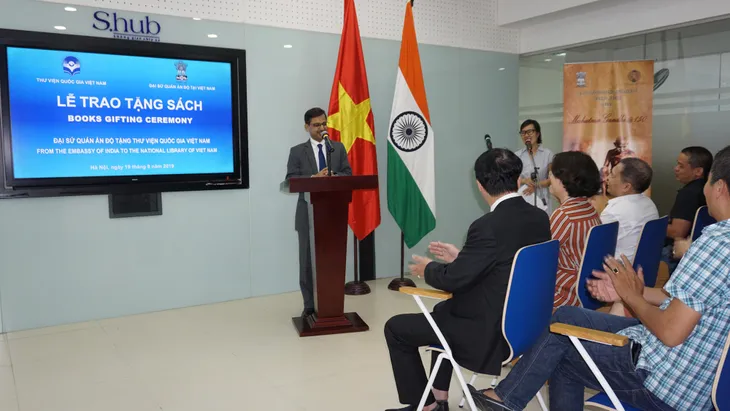 Đại sứ quán Ấn Độ tặng 36 cuốn sách cho Thư viện Quốc gia Việt Nam - Ảnh 1. Đại sứ quán Ấn Độ tặng 36 cuốn sách cho Thư viện Quốc gia Việt Nam - Ảnh 1.