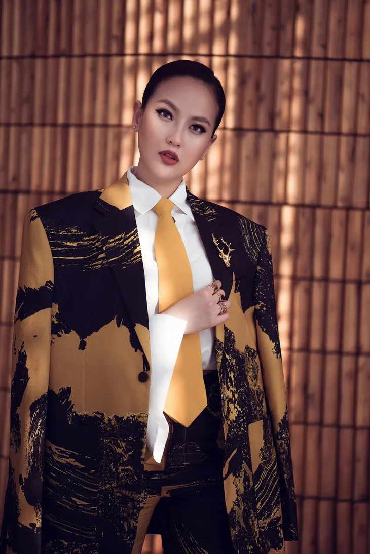 Hoa hậu Khánh Ngân gây bất ngờ khi diện đồ như quý ông đi dự sự kiện - Ảnh 3. Hoa hậu Khánh Ngân gây bất ngờ khi diện đồ như quý ông đi dự sự kiện - Ảnh 3.