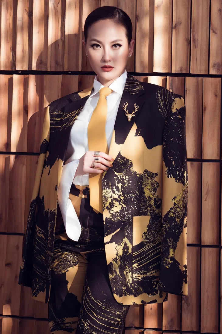 Hoa hậu Khánh Ngân gây bất ngờ khi diện đồ như quý ông đi dự sự kiện - Ảnh 1. Hoa hậu Khánh Ngân gây bất ngờ khi diện đồ như quý ông đi dự sự kiện - Ảnh 1.