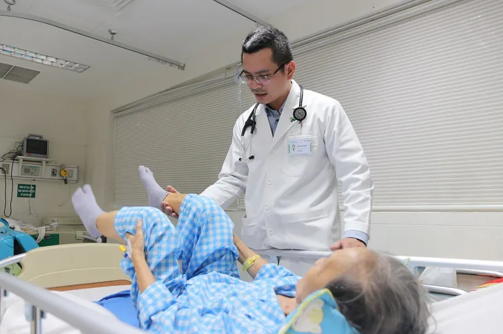 Cụ bà thoát chết nhờ xử trí kịp thời túi phình động mạch não vỡ - Ảnh 1. Cụ bà thoát chết nhờ xử trí kịp thời túi phình động mạch não vỡ - Ảnh 1.