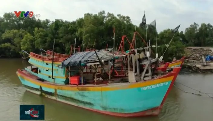 Khen thưởng 9 ngư dân cứu 22 thuyền viên Philippines - Ảnh 1. Khen thưởng 9 ngư dân cứu 22 thuyền viên Philippines - Ảnh 1.