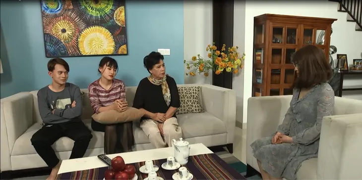 Gia đình 4.0: Cô Ế dù ế nhưng vẫn phũ phàng từ chối màn tỏ tình của anh đạo diễn - Ảnh 2. Gia đình 4.0: Cô Ế dù ế nhưng vẫn phũ phàng từ chối màn tỏ tình của anh đạo diễn - Ảnh 2.