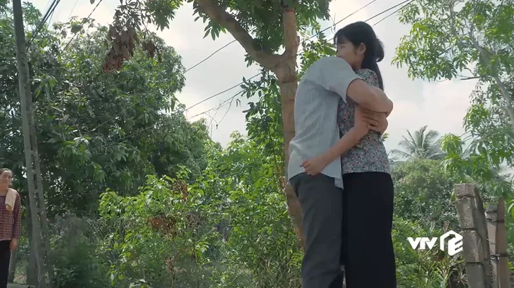Bán chồng - Tập 10: Lấy tiền chữa bệnh của mẹ cho Như, Vui còn mặt dày đòi thêm tiền của vợ - Ảnh 2. Bán chồng - Tập 10: Lấy tiền chữa bệnh của mẹ cho Như, Vui còn mặt dày đòi thêm tiền của vợ - Ảnh 2.