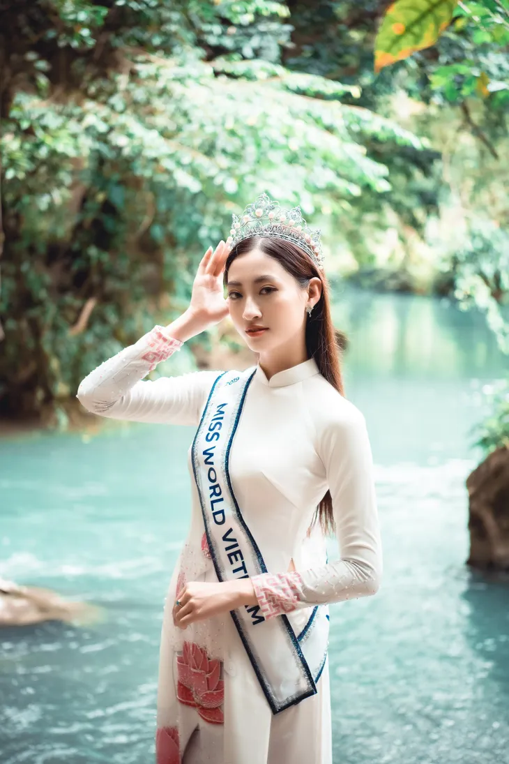 Hoa hậu Lương Thùy Linh diện áo dài check-in giữa cảnh đẹp Cao Bằng - Ảnh 11. Hoa hậu Lương Thùy Linh diện áo dài check-in giữa cảnh đẹp Cao Bằng - Ảnh 11.