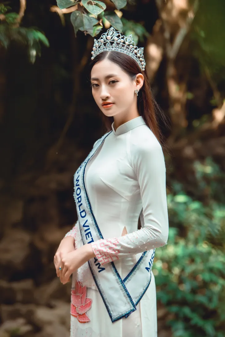 Hoa hậu Lương Thùy Linh diện áo dài check-in giữa cảnh đẹp Cao Bằng - Ảnh 10. Hoa hậu Lương Thùy Linh diện áo dài check-in giữa cảnh đẹp Cao Bằng - Ảnh 10.