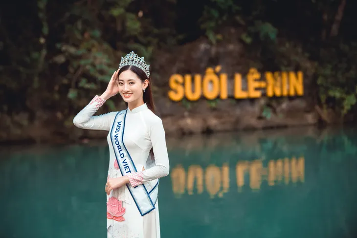 Hoa hậu Lương Thùy Linh diện áo dài check-in giữa cảnh đẹp Cao Bằng - Ảnh 1. Hoa hậu Lương Thùy Linh diện áo dài check-in giữa cảnh đẹp Cao Bằng - Ảnh 1.