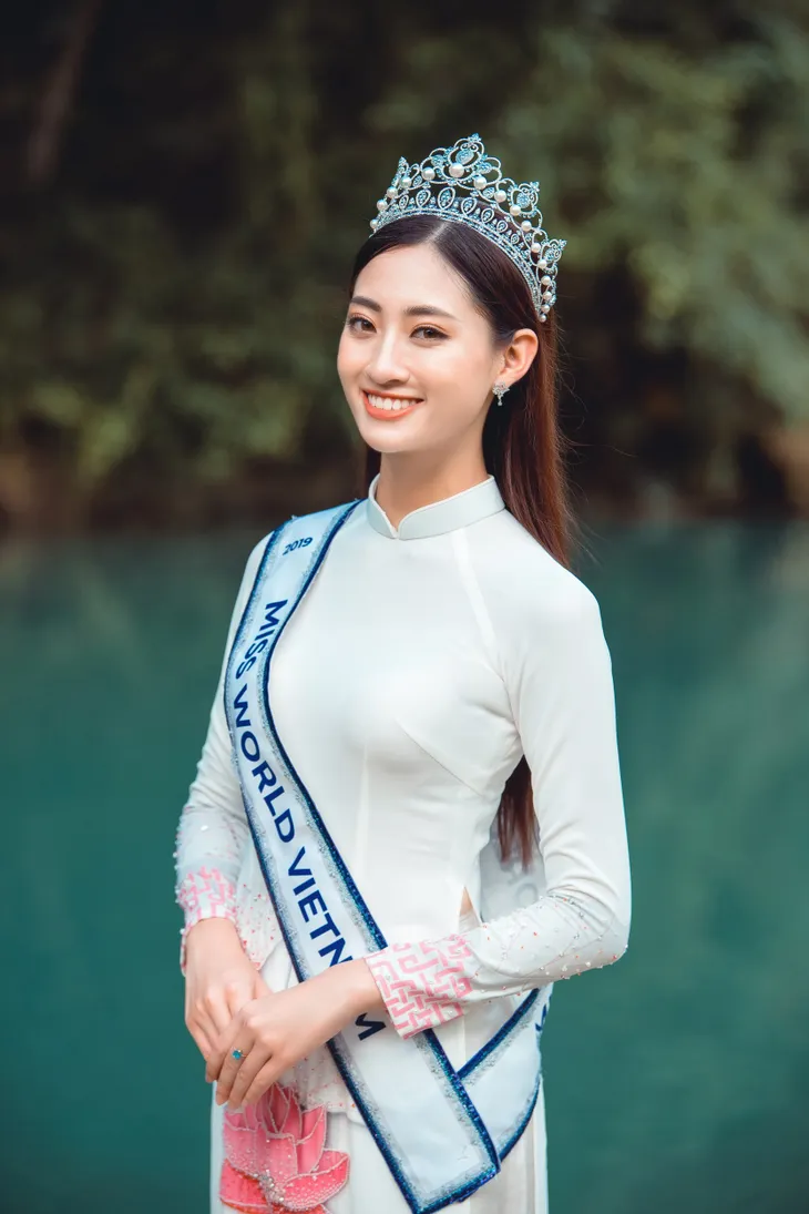 Hoa hậu Lương Thùy Linh diện áo dài check-in giữa cảnh đẹp Cao Bằng - Ảnh 3. Hoa hậu Lương Thùy Linh diện áo dài check-in giữa cảnh đẹp Cao Bằng - Ảnh 3.