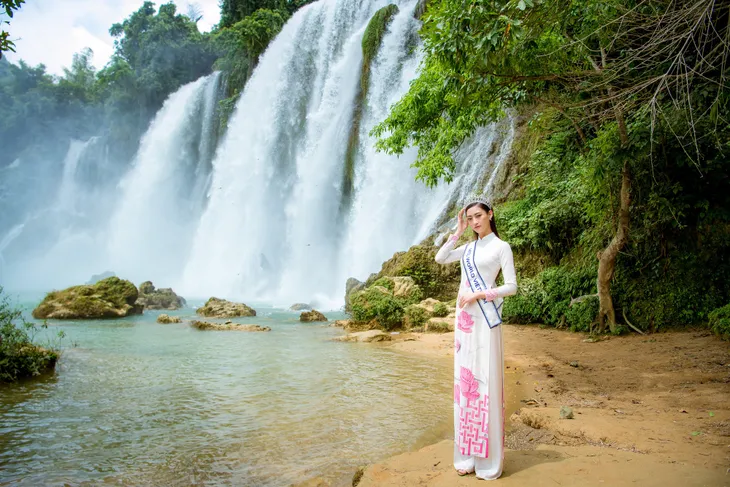 Hoa hậu Lương Thùy Linh diện áo dài check-in giữa cảnh đẹp Cao Bằng - Ảnh 5. Hoa hậu Lương Thùy Linh diện áo dài check-in giữa cảnh đẹp Cao Bằng - Ảnh 5.