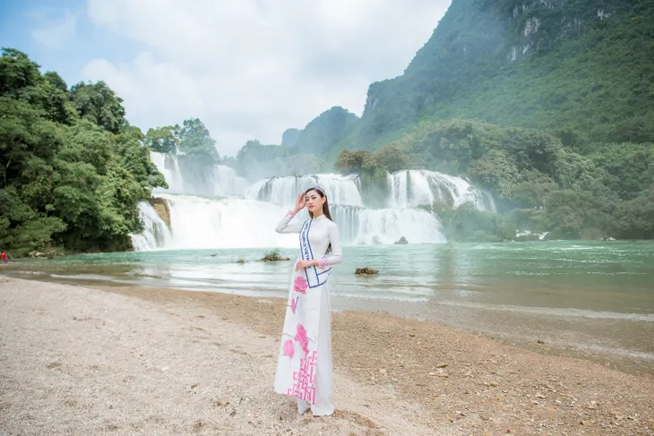 Hoa hậu Lương Thùy Linh diện áo dài check-in giữa cảnh đẹp Cao Bằng - Ảnh 7. Hoa hậu Lương Thùy Linh diện áo dài check-in giữa cảnh đẹp Cao Bằng - Ảnh 7.