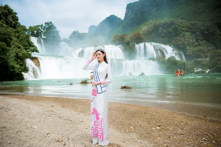 Hoa hậu Lương Thùy Linh diện áo dài check-in giữa cảnh đẹp Cao Bằng - Ảnh 6. Hoa hậu Lương Thùy Linh diện áo dài check-in giữa cảnh đẹp Cao Bằng - Ảnh 6.