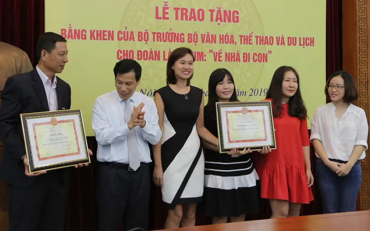 Ê-kíp Về nhà đi con vinh dự được Bộ trưởng Bộ Văn hóa, Thể thao và du lịch trao bằng khen - Ảnh 1. Ê-kíp Về nhà đi con vinh dự được Bộ trưởng Bộ Văn hóa, Thể thao và du lịch trao bằng khen - Ảnh 1.