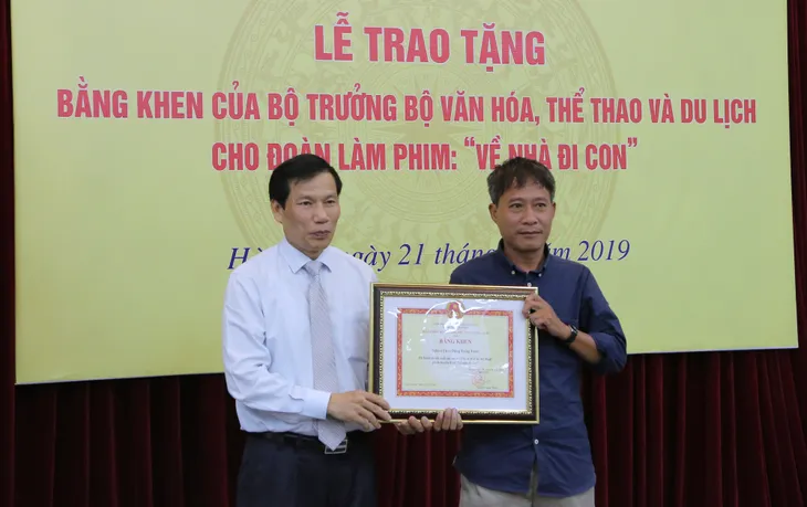Ê-kíp Về nhà đi con vinh dự được Bộ trưởng Bộ Văn hóa, Thể thao và du lịch trao bằng khen - Ảnh 4. Ê-kíp Về nhà đi con vinh dự được Bộ trưởng Bộ Văn hóa, Thể thao và du lịch trao bằng khen - Ảnh 4.