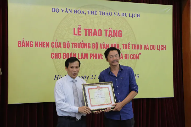 Ê-kíp Về nhà đi con vinh dự được Bộ trưởng Bộ Văn hóa, Thể thao và du lịch trao bằng khen - Ảnh 6. Ê-kíp Về nhà đi con vinh dự được Bộ trưởng Bộ Văn hóa, Thể thao và du lịch trao bằng khen - Ảnh 6.