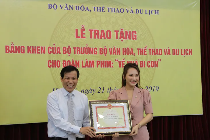 Ê-kíp Về nhà đi con vinh dự được Bộ trưởng Bộ Văn hóa, Thể thao và du lịch trao bằng khen - Ảnh 8. Ê-kíp Về nhà đi con vinh dự được Bộ trưởng Bộ Văn hóa, Thể thao và du lịch trao bằng khen - Ảnh 8.
