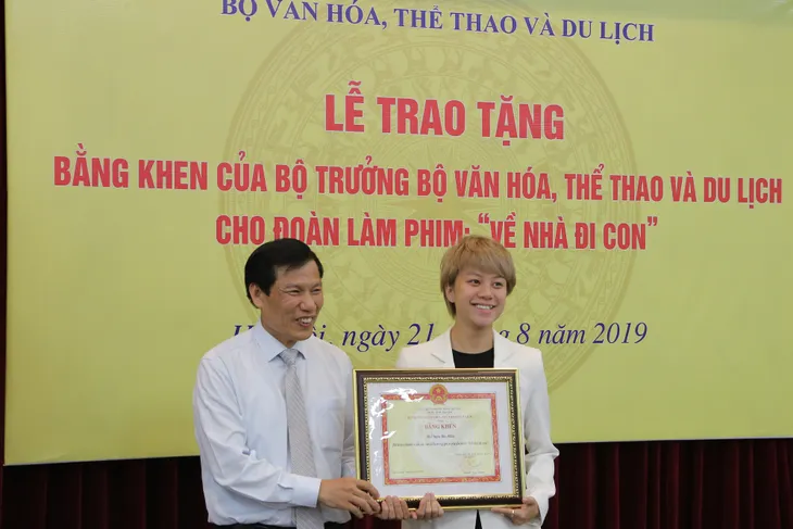 Ê-kíp Về nhà đi con vinh dự được Bộ trưởng Bộ Văn hóa, Thể thao và du lịch trao bằng khen - Ảnh 9. Ê-kíp Về nhà đi con vinh dự được Bộ trưởng Bộ Văn hóa, Thể thao và du lịch trao bằng khen - Ảnh 9.