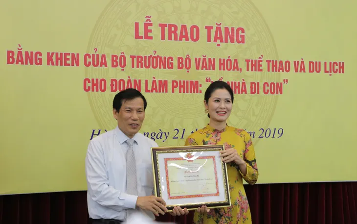 Ê-kíp Về nhà đi con vinh dự được Bộ trưởng Bộ Văn hóa, Thể thao và du lịch trao bằng khen - Ảnh 11. Ê-kíp Về nhà đi con vinh dự được Bộ trưởng Bộ Văn hóa, Thể thao và du lịch trao bằng khen - Ảnh 11.