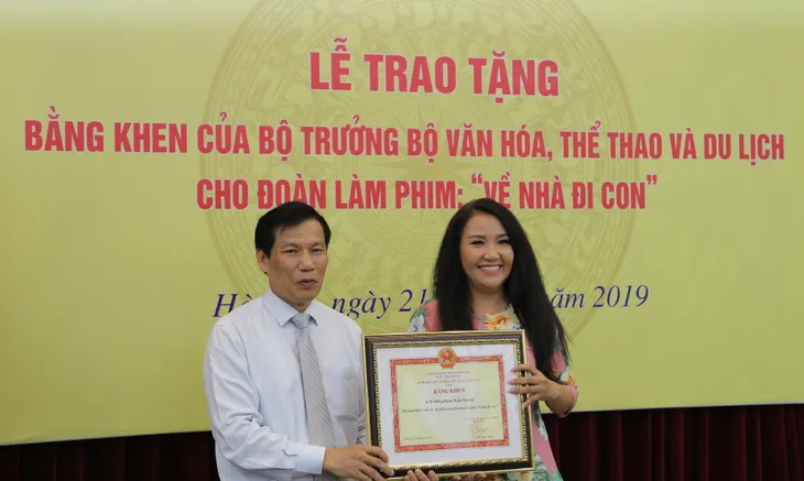 Ê-kíp Về nhà đi con vinh dự được Bộ trưởng Bộ Văn hóa, Thể thao và du lịch trao bằng khen - Ảnh 12. Ê-kíp Về nhà đi con vinh dự được Bộ trưởng Bộ Văn hóa, Thể thao và du lịch trao bằng khen - Ảnh 12.