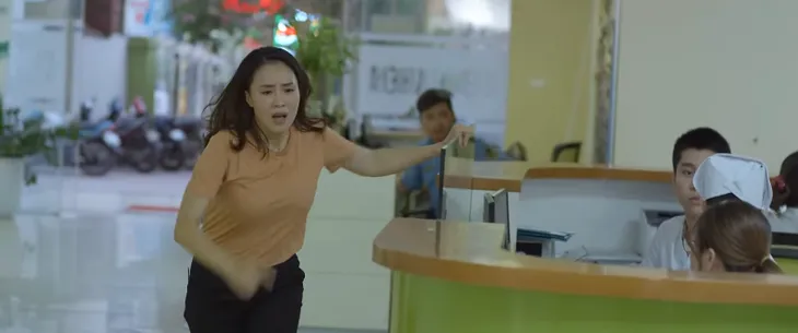 Hoa hồng trên ngực trái - Tập 5: Bảo (Hồng Đăng) lại bị vợ cắm sừng, bị Khuê (Hồng Diễm) hiểu lầm là kẻ bắt cóc - Ảnh 3. Hoa hồng trên ngực trái - Tập 5: Bảo (Hồng Đăng) lại bị vợ cắm sừng, bị Khuê (Hồng Diễm) hiểu lầm là kẻ bắt cóc - Ảnh 3.