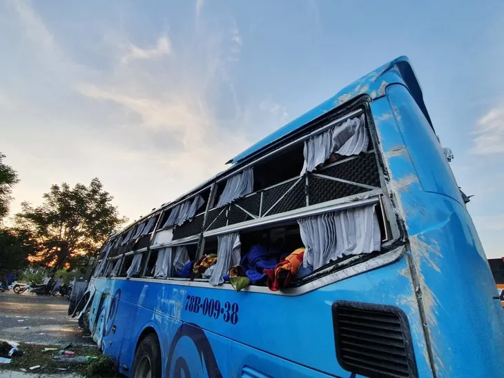Hai xe khách va chạm, 1 người chết, hàng chục người bị thương - Ảnh 1. Hai xe khách va chạm, 1 người chết, hàng chục người bị thương - Ảnh 1.