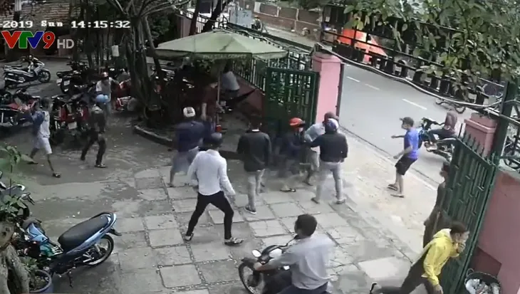 Nhóm côn đồ ngang ngược tấn công bảo vệ quán cà phê - Ảnh 2. Nhóm côn đồ ngang ngược tấn công bảo vệ quán cà phê - Ảnh 2.