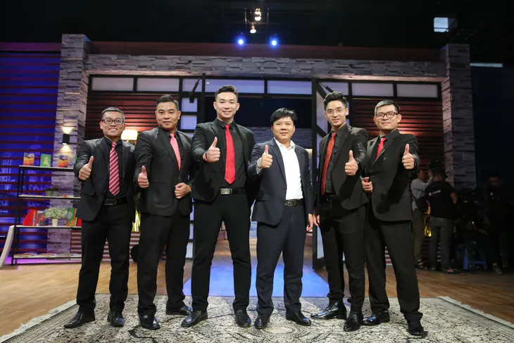 5 chàng trai khiến 2 cá mập phải tranh giành rót gần 10 tỷ đồng ở Shark Tank Việt Nam - Ảnh 7. 5 chàng trai khiến 2 cá mập phải tranh giành rót gần 10 tỷ đồng ở Shark Tank Việt Nam - Ảnh 7.