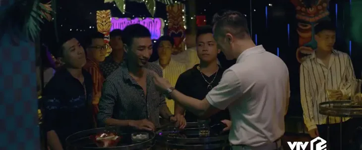 Hoa hồng trên ngực trái - Tập 5: Thái (Ngọc Quỳnh) vừa cắn câu, Trà (Lương Thanh) đã lên giường với tình cũ - Ảnh 14. Hoa hồng trên ngực trái - Tập 5: Thái (Ngọc Quỳnh) vừa cắn câu, Trà (Lương Thanh) đã lên giường với tình cũ - Ảnh 14.