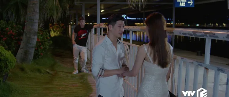 Hoa hồng trên ngực trái - Tập 5: Thái (Ngọc Quỳnh) vừa cắn câu, Trà (Lương Thanh) đã lên giường với tình cũ - Ảnh 17. Hoa hồng trên ngực trái - Tập 5: Thái (Ngọc Quỳnh) vừa cắn câu, Trà (Lương Thanh) đã lên giường với tình cũ - Ảnh 17.